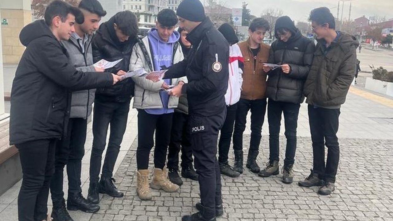 Polisten afiş ve broşürlü çağrı uygulaması