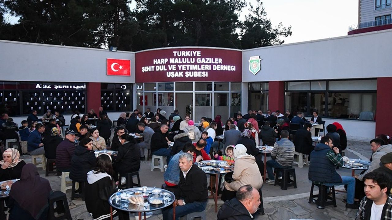 Uşak Valisi  Ergün iftarda gazi ve şehit aileleriyle buluştu