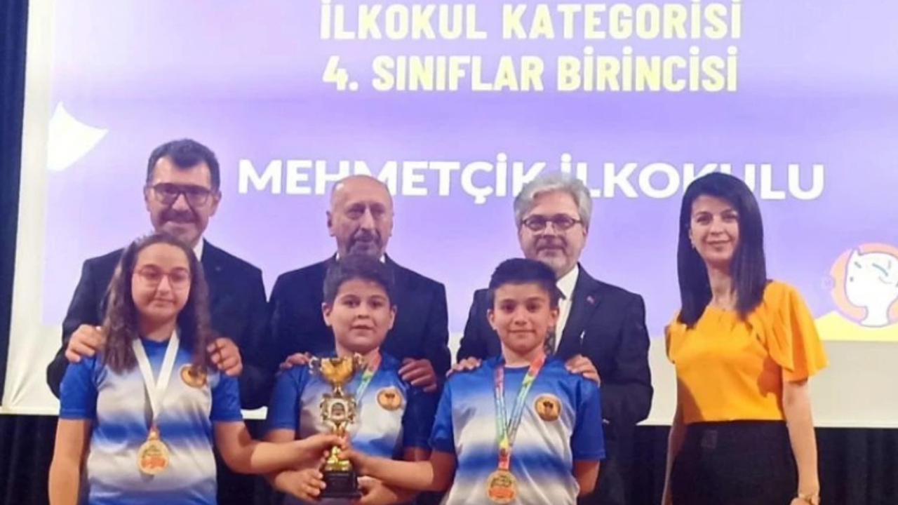 Uşaklı öğrenciler Türkiye Zekâ Oyunları Şampiyonası'nda madalyaları kaptı