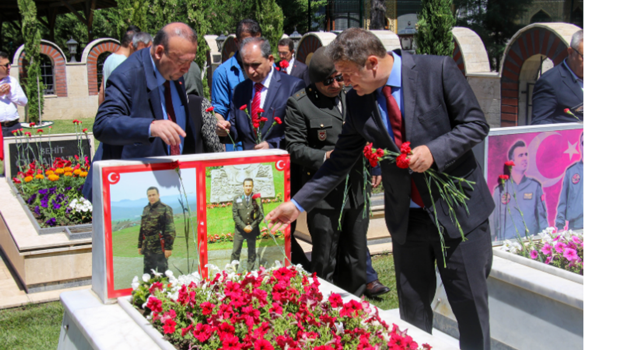 Uşak protokolü Arefe günü şehitliği ziyaret etti