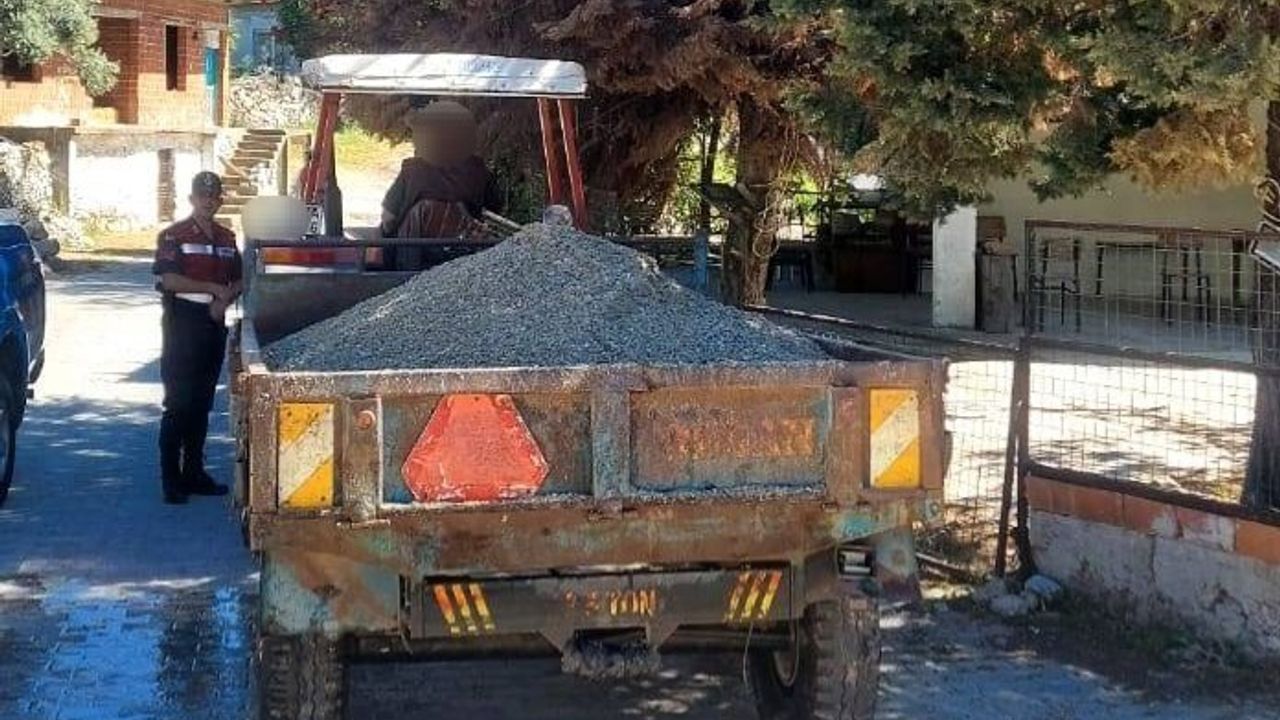 Dere yatağından kum alan şahıs jandarmaya yakalandı