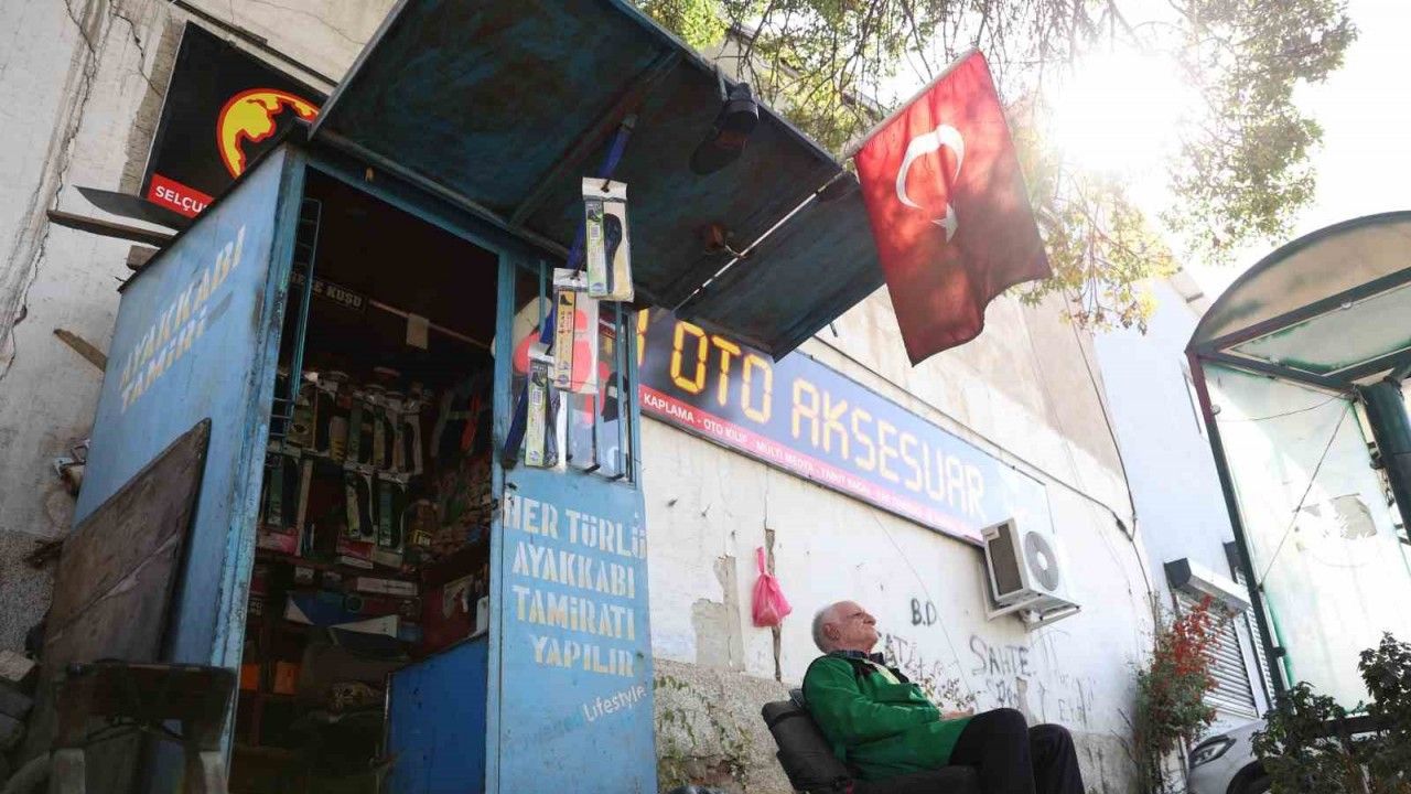 2 metrekarede 45 yıldır ayakkabı boyacılığı yapıyor