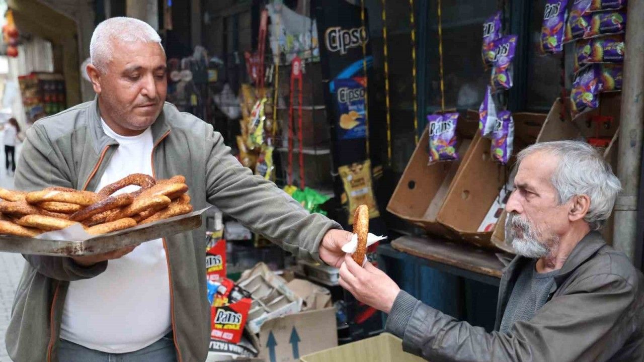 20 yıl simit sattı, 49 yaşında atandı