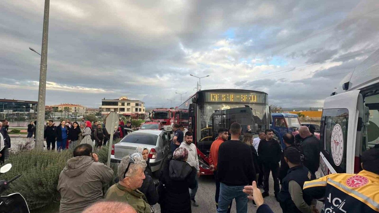 Belediye otobüsü ile otomobil çarpıştı: 2 yaralı