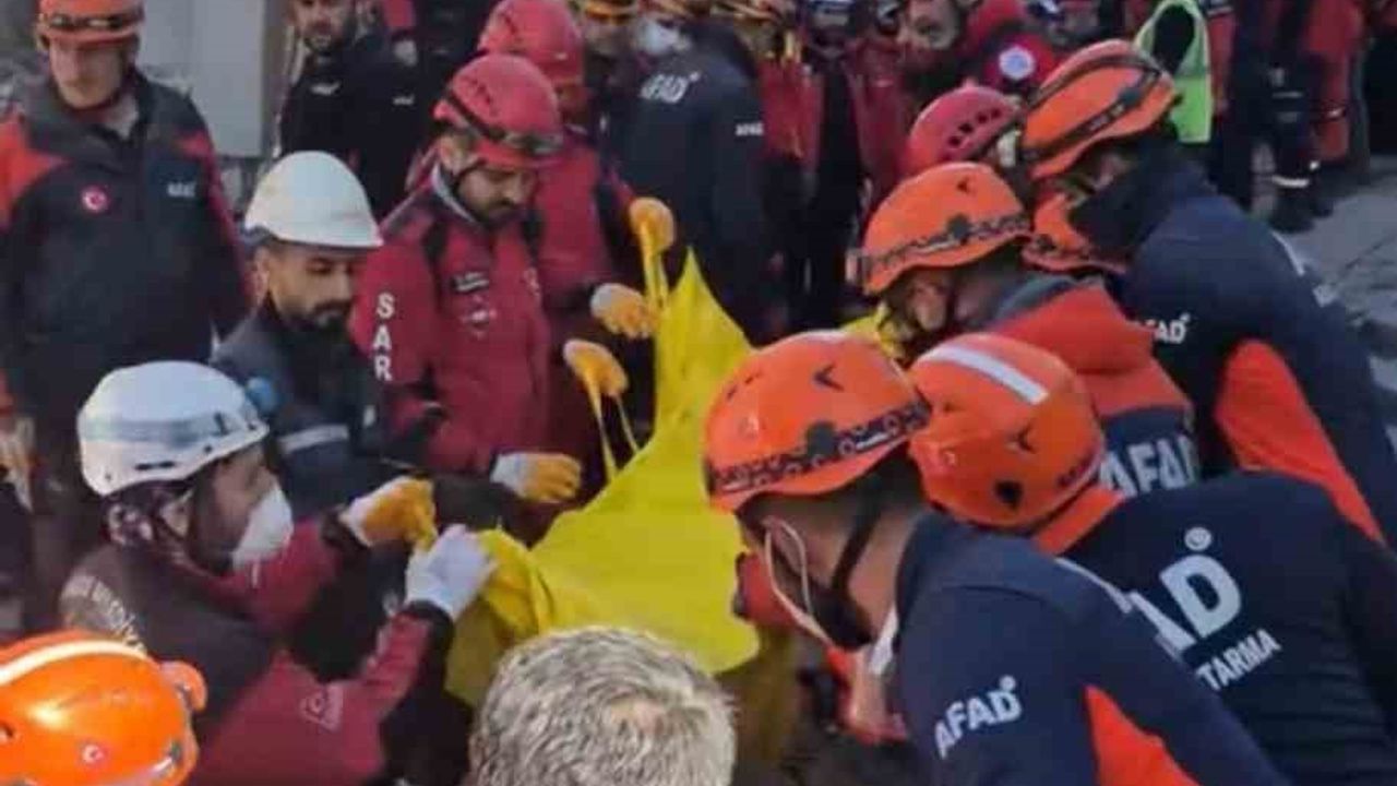 Çöken binanın enkazından 2 kişinin cansız bedeni çıkarıldı