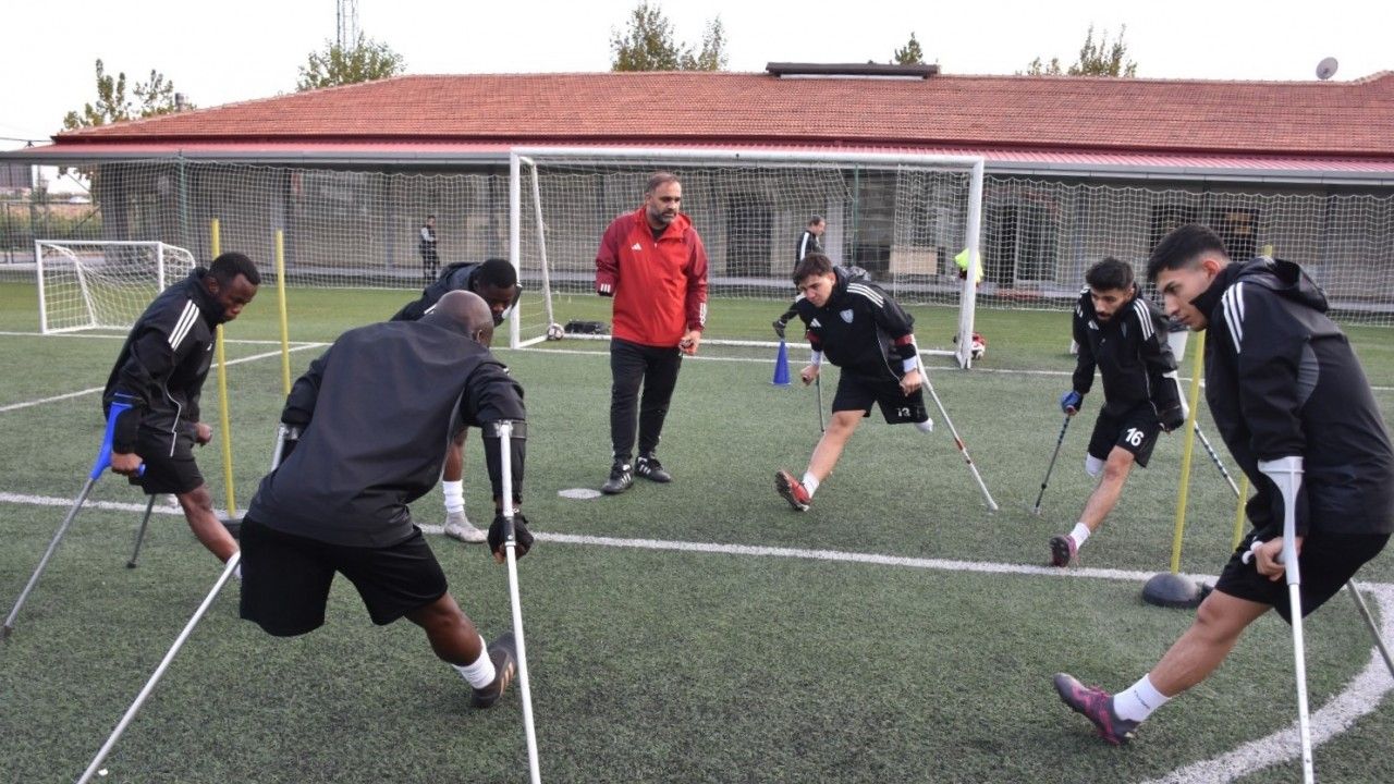 Kazada engelli oldu, futbolla hayata tutundu