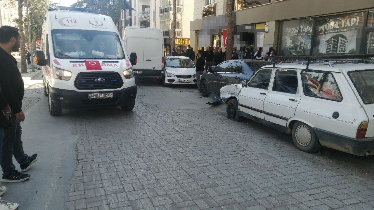 Kontrolden çıkan araç park halindeki 4 araca çarptı