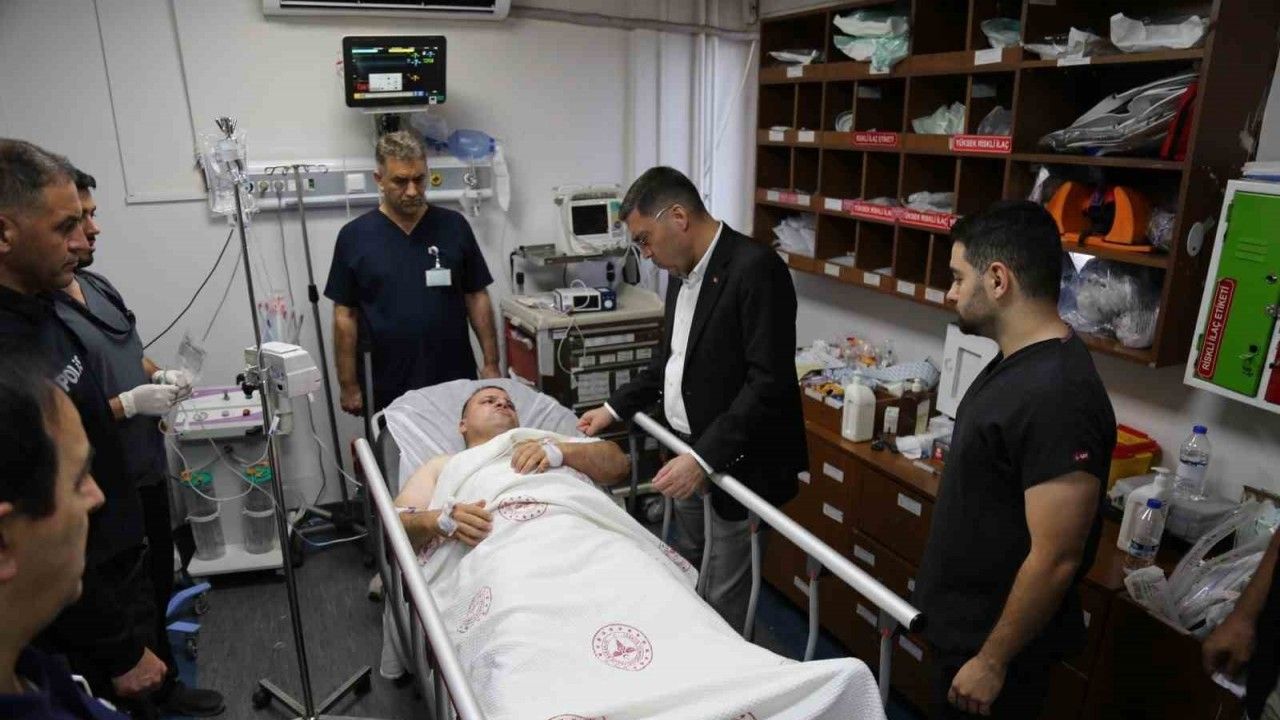 Nöbet tutan polise bıçakla saldırdı