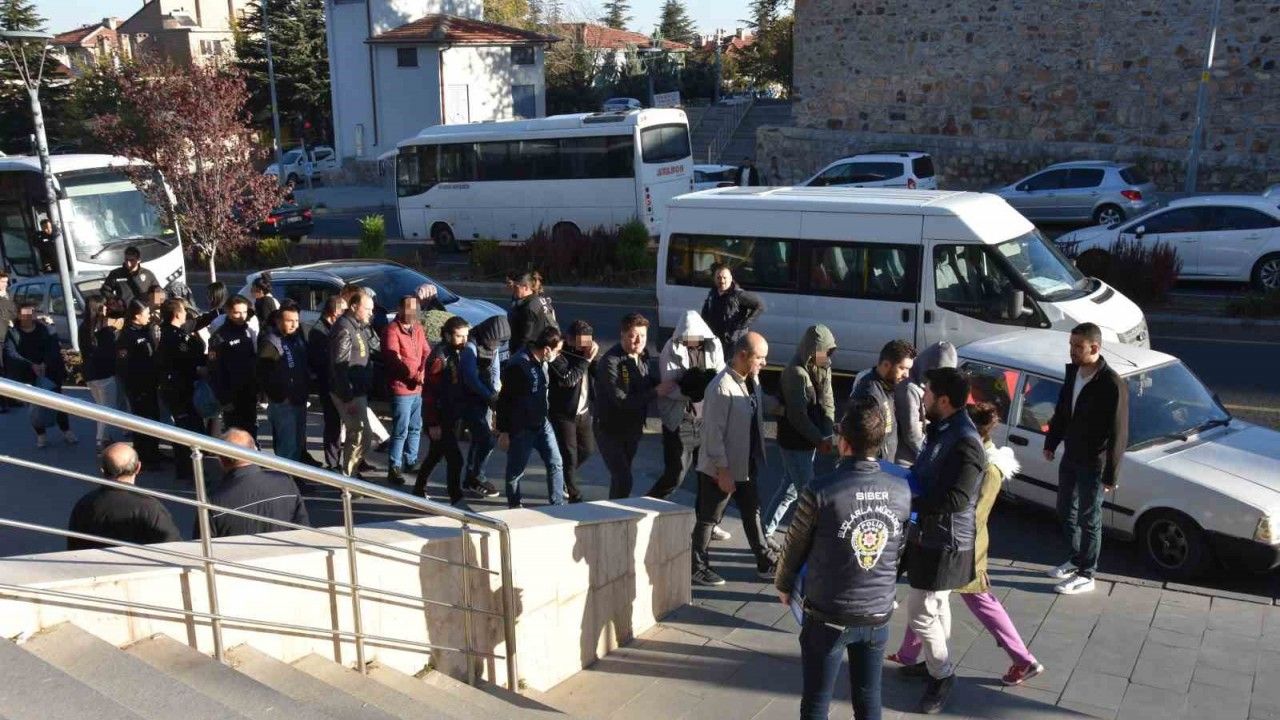 Öğretmen olmak için geldiği şehirde çete lideri oldu