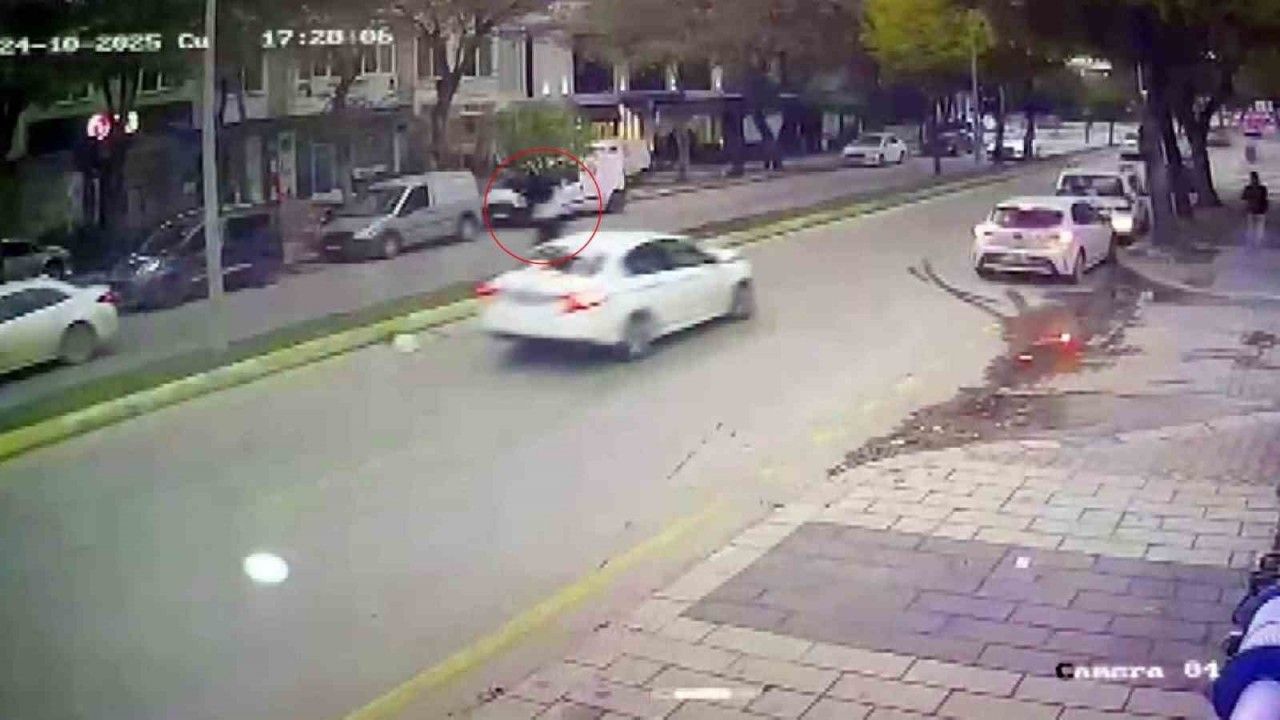 Otomobilin çarptığı kadın metrelerce sürüklendi