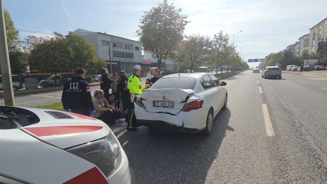 Tırın çarptığı otomobil metrelerce sürüklendi