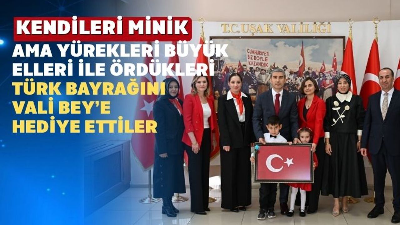 Minik Eller Cumhuriyet Aşkıyla Ördü Uşak Valisi’ne Hediye Etti