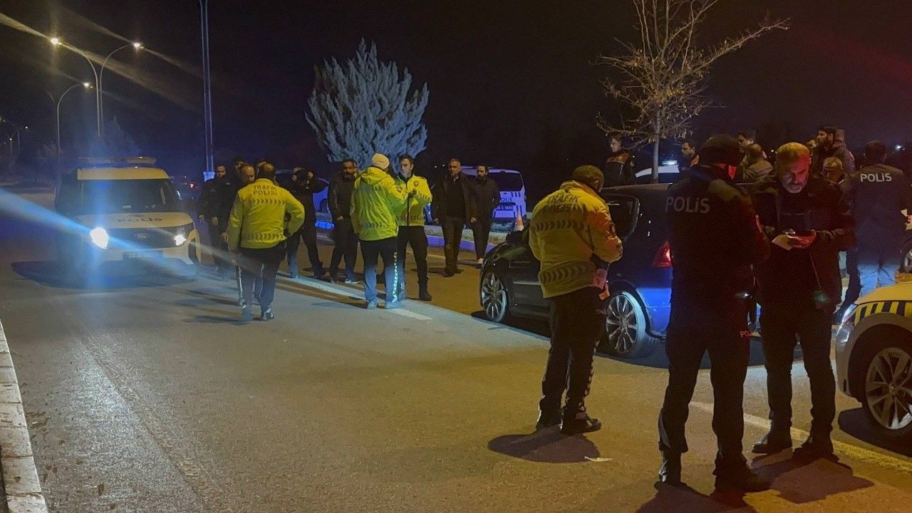 Polisten kaçan alkollü sürücü 3 polis aracına çarptı