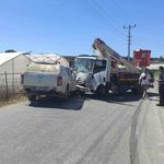 Kamyonla otomobil kafa kafaya çarpıştı: 3 yaralı