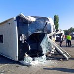 Yolcu Otobüsü Bariyerlere Çarpıp Devrildi: 22 Yaralı