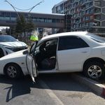 Uşak Gazi Bulvarı’nda Kaza! Otomobil Orta Refüje Çıktı