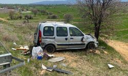 Uşak'ta bariyerlere çarpan hafif ticari araçtaki 2 kişi yaralandı