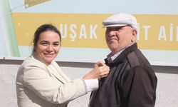 İYİ Parti üyesi şehit babasının rozetini Ayyüce Türkeş taktı