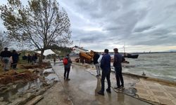 Karaya oturan geminin enkazını görüntülemek için birbirleriyle yarıştılar