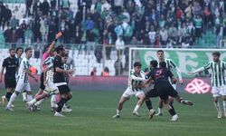 Bursaspor-Diyarbekirspor Maçında Olaylar Çıktı: 5 Kırmızı Kart ve Gözaltılar var