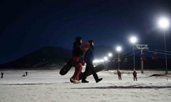 Dünyanın en ünlü kayak merkezlerinde yapılan gece kayağı, Erciyes’te de özel olarak pistte tatilcileri bekliyor.