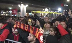 Galatasaraylı ve Fenerbahçeli taraftarlar, İstanbul Havalimanı’na akın etti