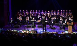 Uşaklı musiki severler alkışlarla salonu yıktı