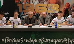 Bursaspor, 4 genç futbolcusunu profesyonel yaptı