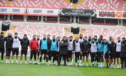 Sivasspor Teknik direktör Bülent Uygun ve futbolcular, 10 Ocak Çalışan Gazeteciler Günü   gazeteciler gününü kutladı