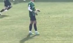 Sahadaki futbolcunun elindeki telefon sosyal medyada gündem oldu