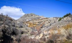 Yamaçtan kopan dev kayalar evi yerle bir etti