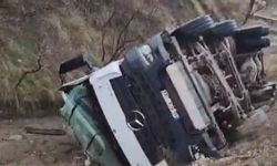 Elazığ’da yol çöktü, beton mikseri yan yattı