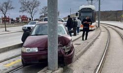 Eskişehir'de virajı alamayan otomobil tramvay yoluna girdi