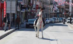 Konya’da caddede atla gezintiye çıktı