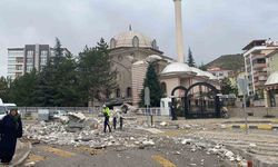 Fırtınaya dayanamayan cami minaresi yıkıldı