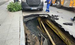 Şişli’de yol çöktü: 2 araç oluşan çukura düştü