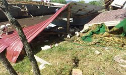 Fırtına Uşak'ta evlerin çatılarını uçurdu