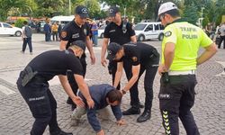 Uyuşturucu etkisindeki adamın yardımına Uşak polisi koştu