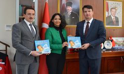 Uşak SHM Müdürü Seval Kadıoğlu yeni kitabını Vali yardımcısına sundu