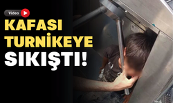 Tramvay durağında bir çocuğun başı turnikeye sıkıştı: O anlar kamerada!