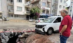 İzmir'de Yağan Yağmurdan Yollar  Çöktü