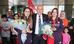 Olimpiyat şampiyonları çiçeklerle karşılandı