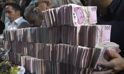 Gelin ve damada düğünde 15 metrelik para kurdelesi takıldı