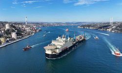 Dev Boru döşeme gemisi ‘Castorone’ İstanbul Boğazı’ndan geçti