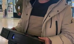 Kusurlu ürün çileden çıkarttı, akıllı süpürgeyi Teknosa mağazası önünde parçaladı