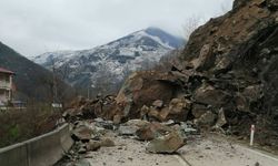 Ordu’da heyelan: Karayolu ulaşıma kapandı