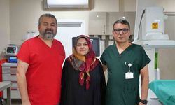 Diz kireçlenmesine çift aşamalı tedavi ile yürüyemeyen hasta ayağa kalktı