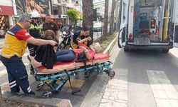 Düşen motosiklet sürücüsü kask sayesinde hayatta kaldı