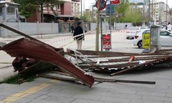 Fırtına çatıları uçurdu, ağaçları devirdi