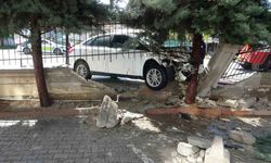 İlk önce otomobile sonra da duvara çarpan araç alev aldı